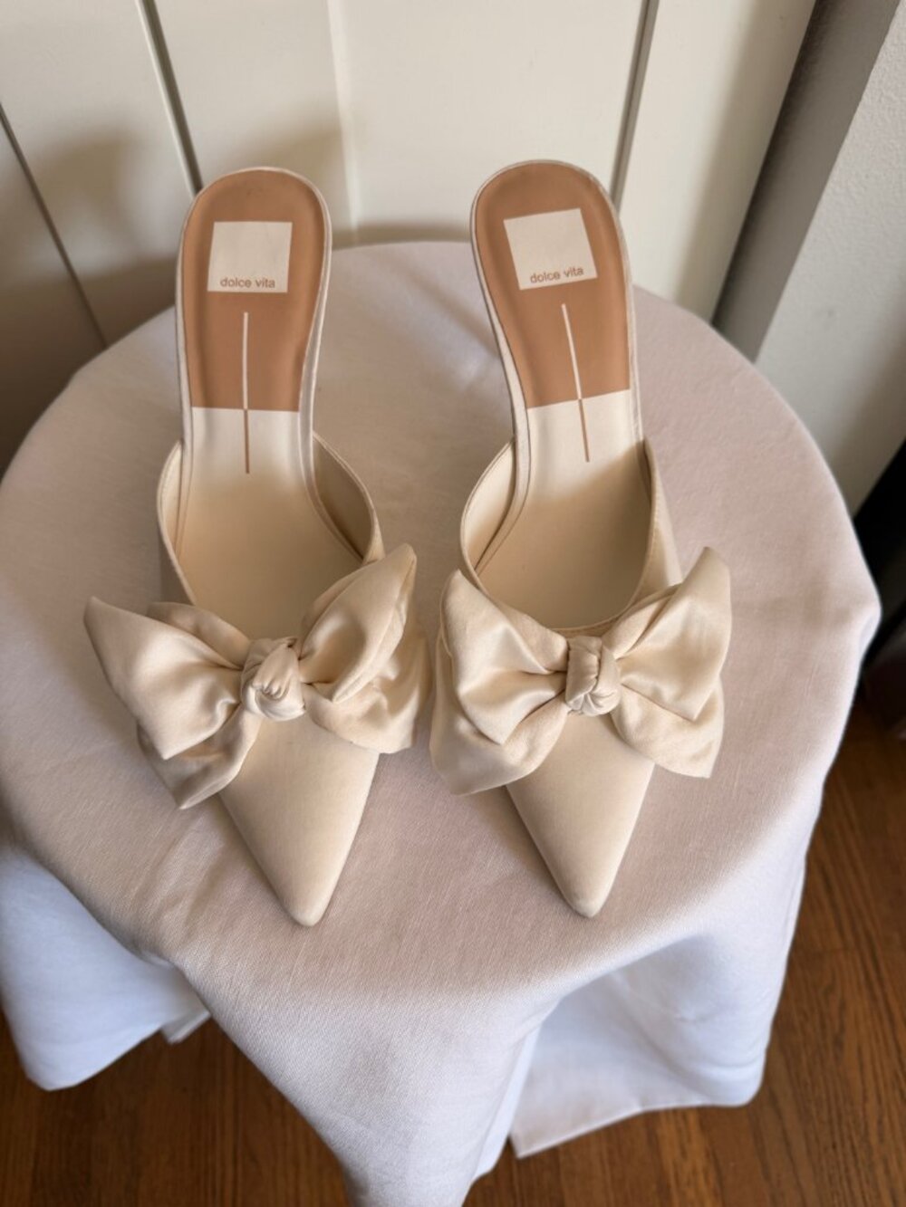Dolce Vita Ivory Satin Bow Heels Size 9 Pointed Toe Mule Pumps Shoes - Picture 2 of 5